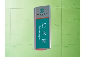 金属三角牌 铝合金双面台牌 卡桌牌 可定做三角标识牌厂家